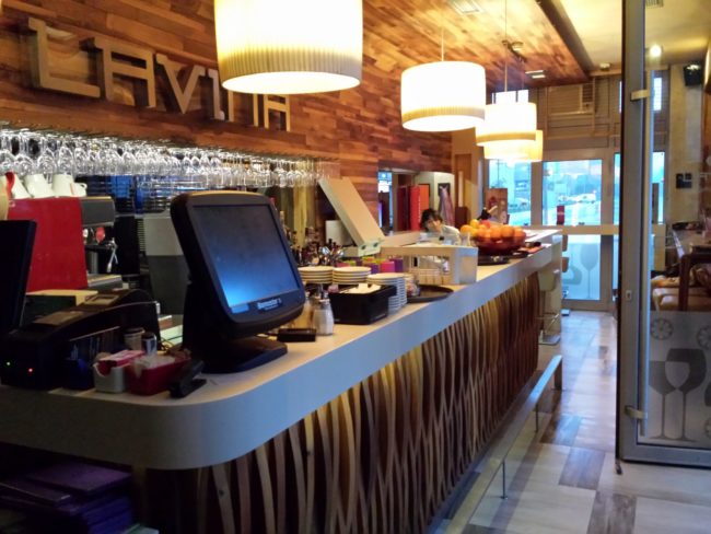 Restoran Lavina, Beograd – Šank od Corian-a